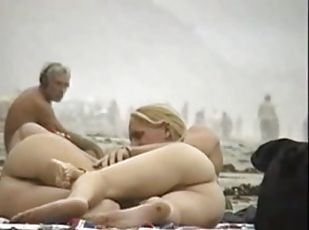 Seks na nudistickoj plazi